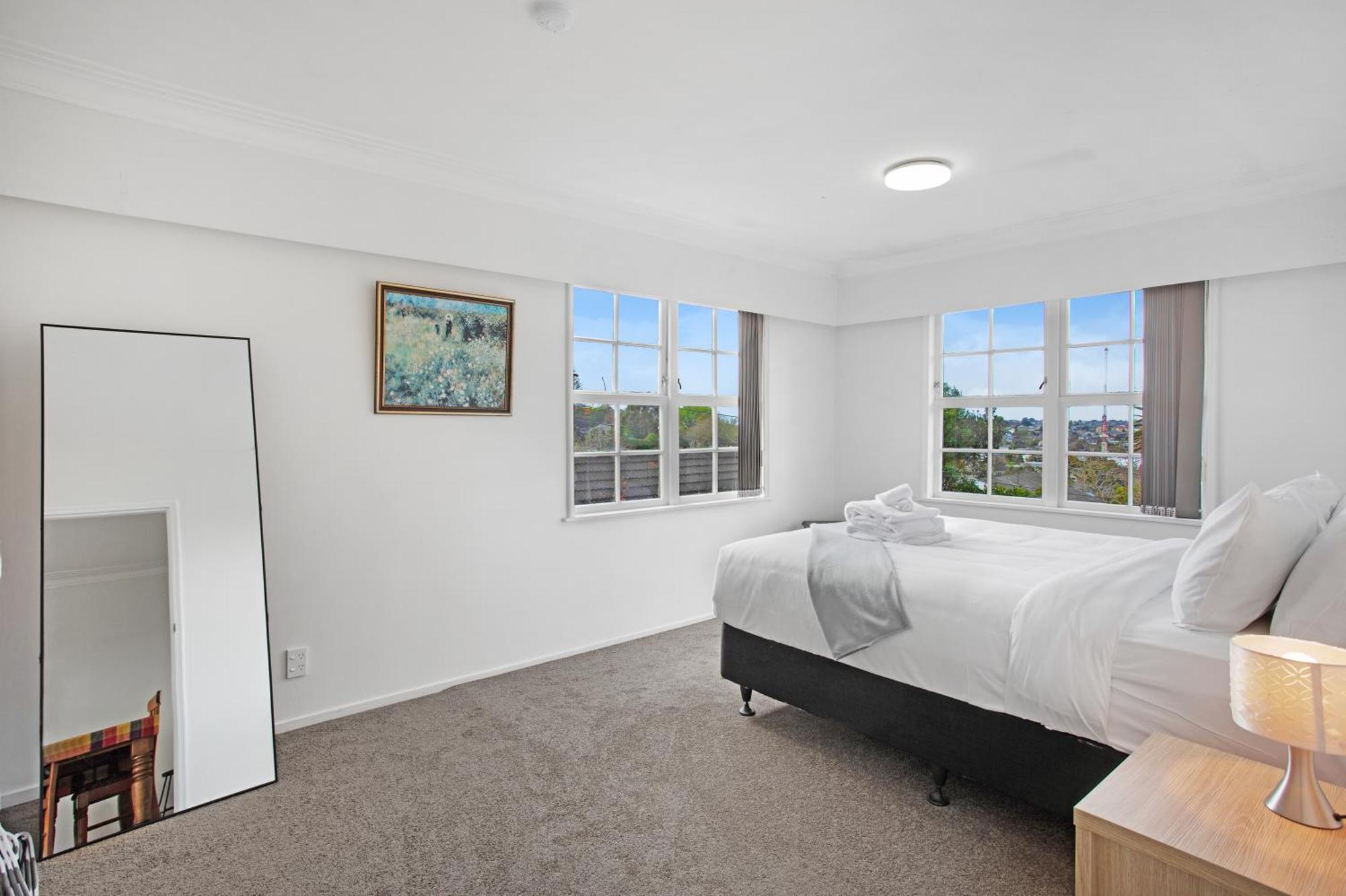 Sunlit Glow With Parking And Air-con Holiday home Auckland