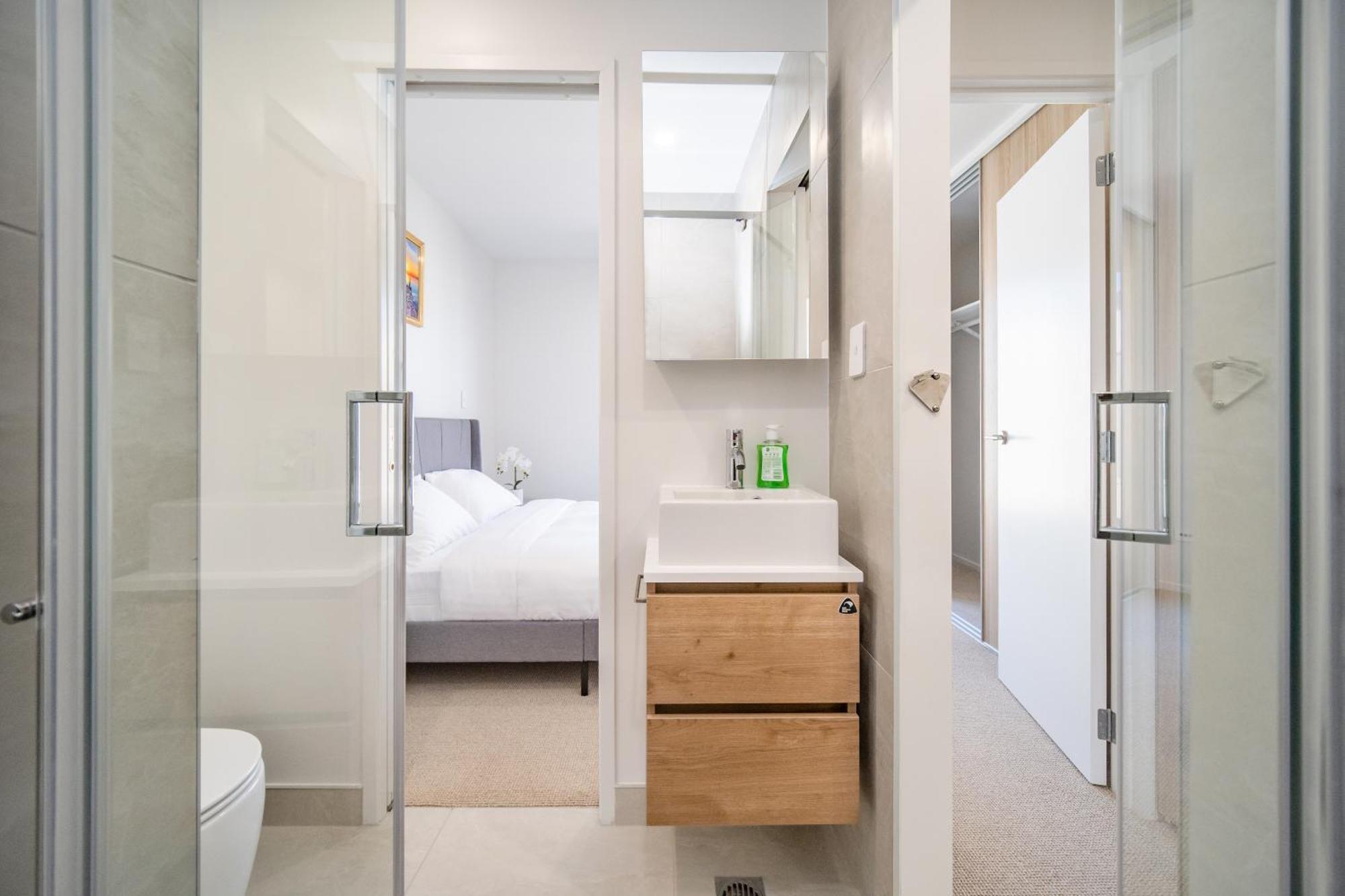 Brand New Beautiful Townhouse With Two Bedrooms And Free Parking Auckland