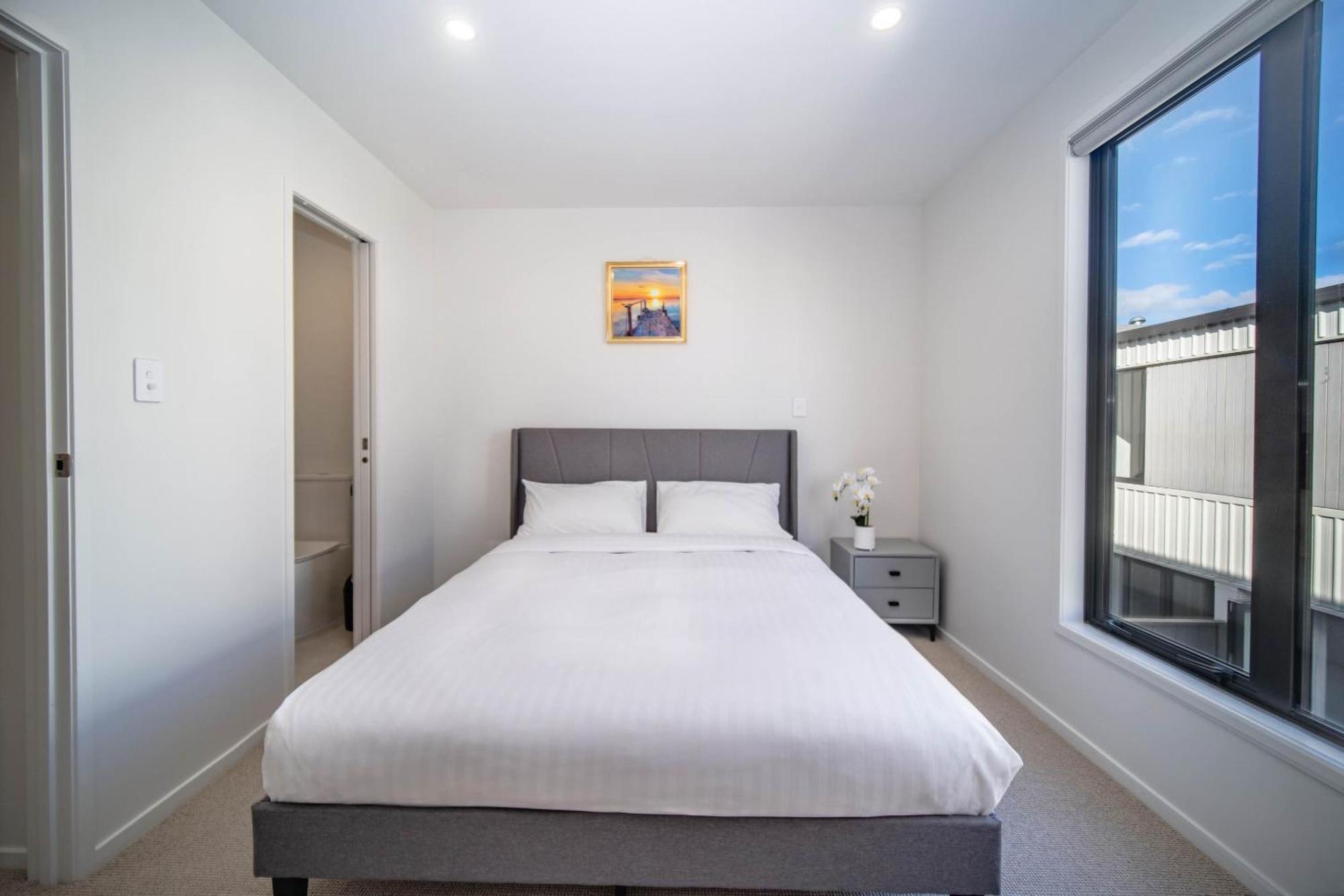 Brand New Beautiful Townhouse With Two Bedrooms And Free Parking *