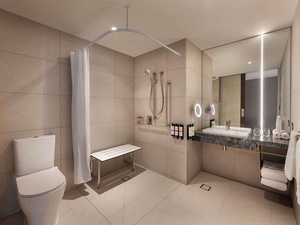 Pullman Airport Hotel *