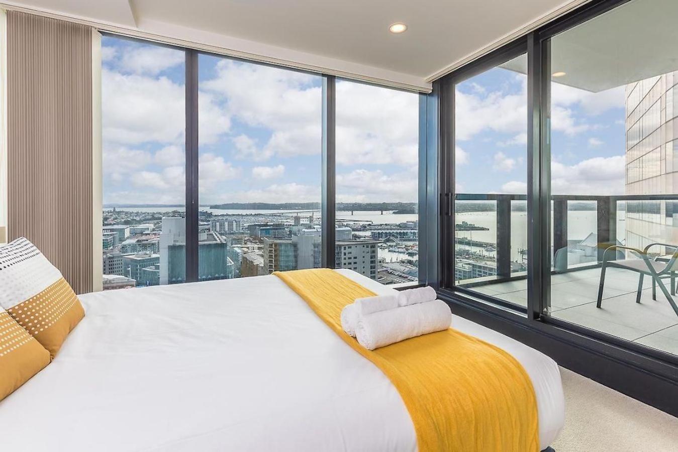 Floor Harbour View And Skytower View In Cbd Apartment
