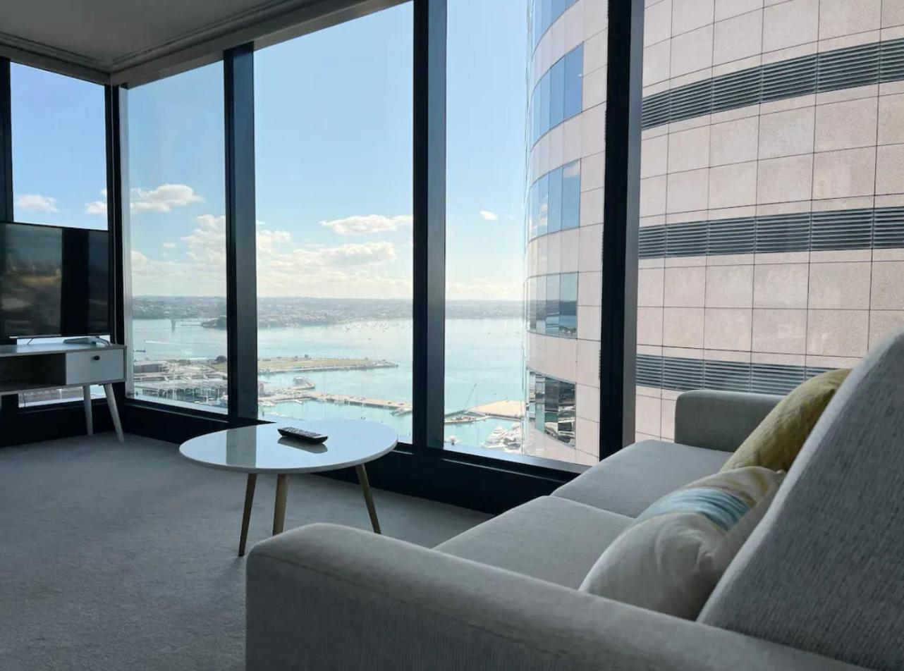Apartment Floor Harbour View And Skytower View In Cbd Auckland