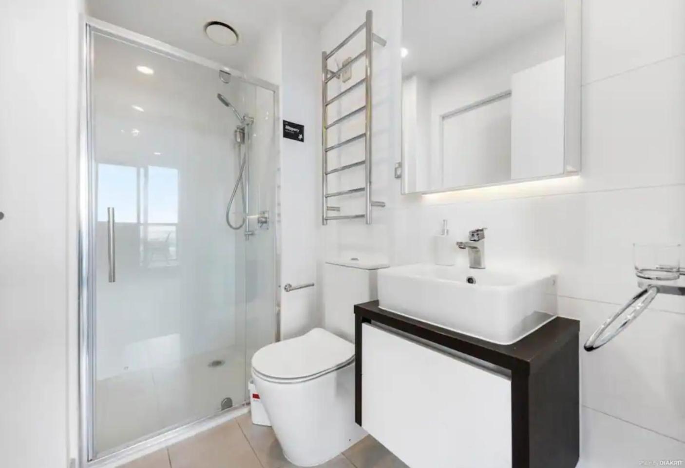 Floor Harbour View And Skytower View In Cbd Apartment