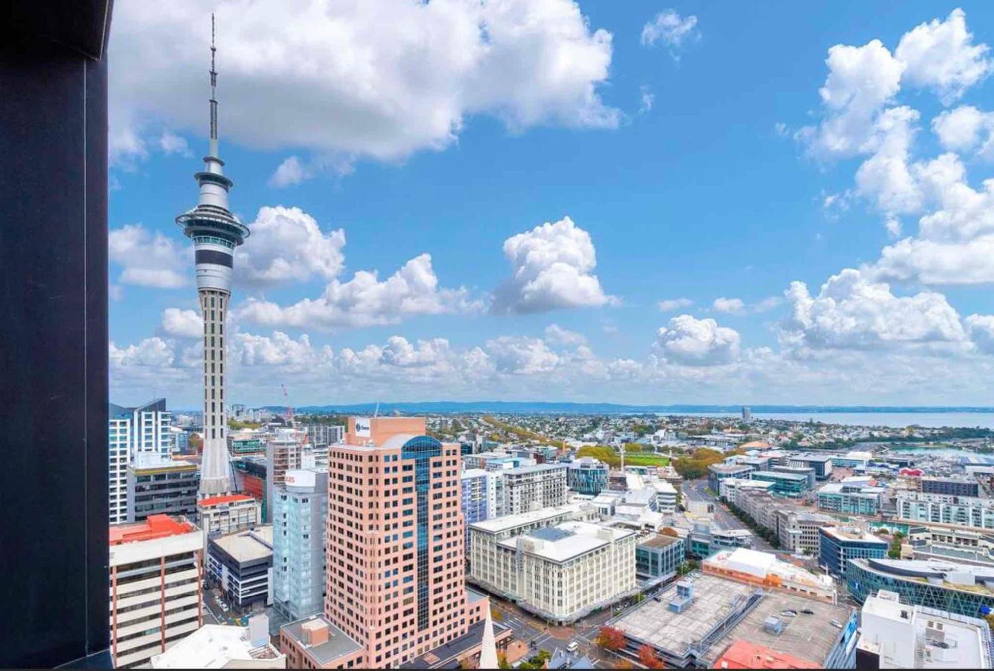 Floor Harbour View And Skytower View In Cbd Apartment *
