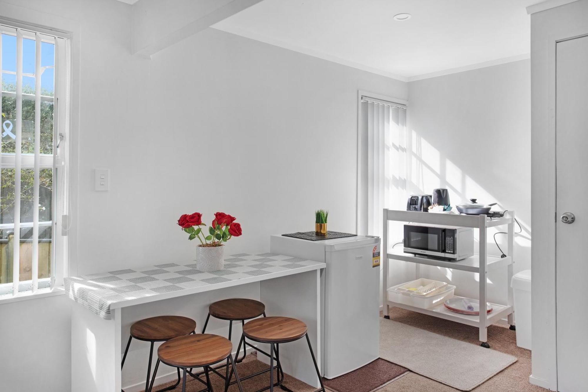 Sunny Beam Guest With Parking And Kitchenette Auckland