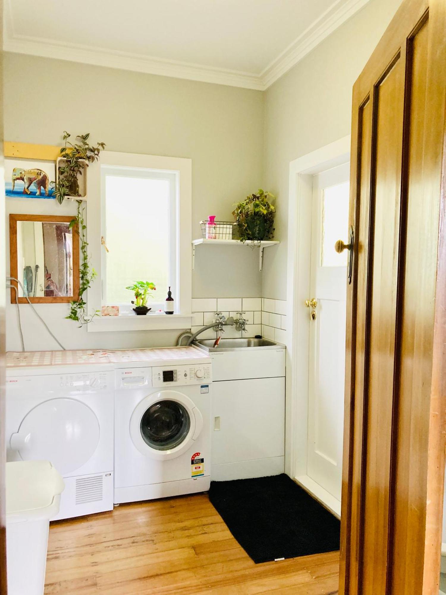 Spacious And Sunny Master Bedroom In A Auckland