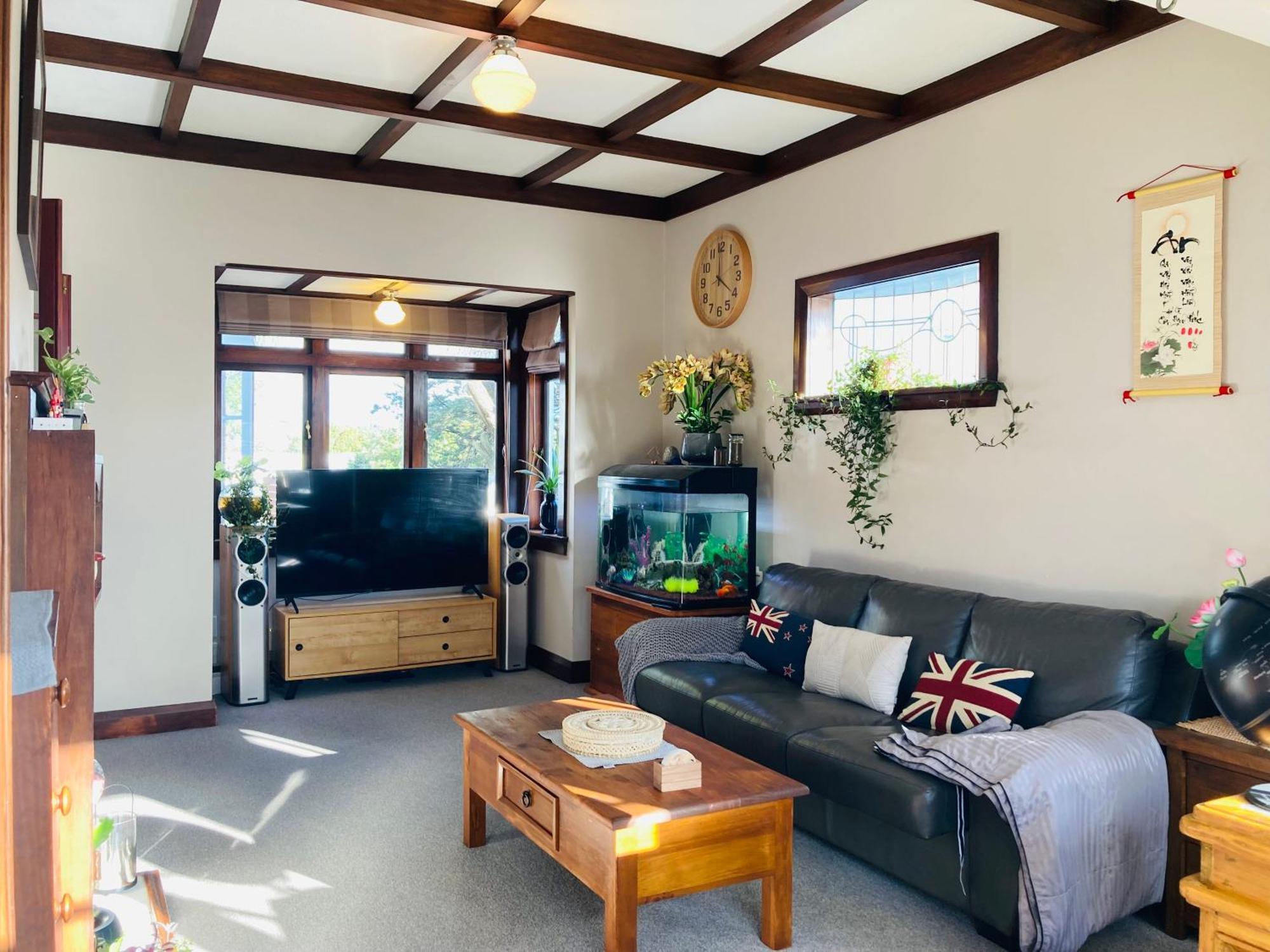 Spacious And Sunny Master Bedroom In A * Auckland