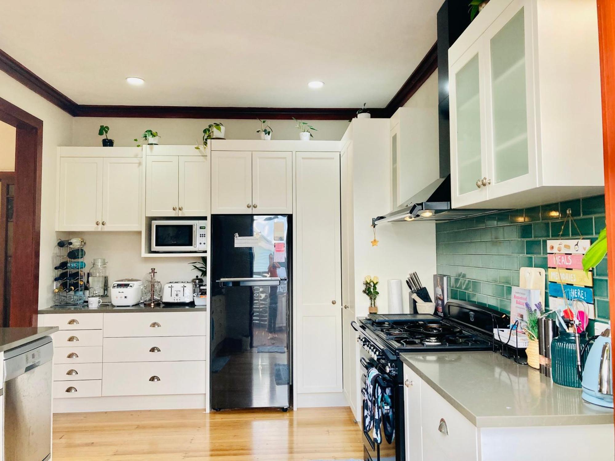 Spacious And Sunny Master Bedroom In A Auckland