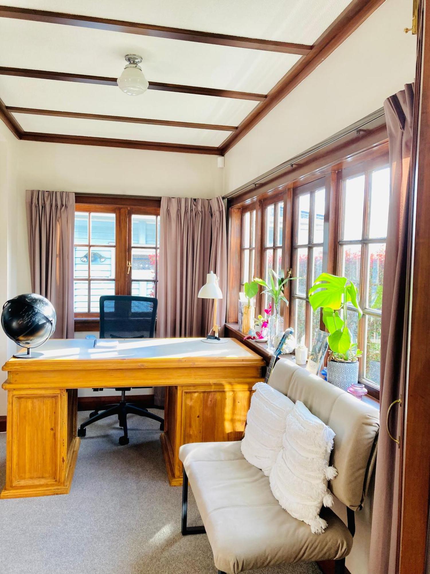 Spacious And Sunny Master Bedroom In A * Auckland