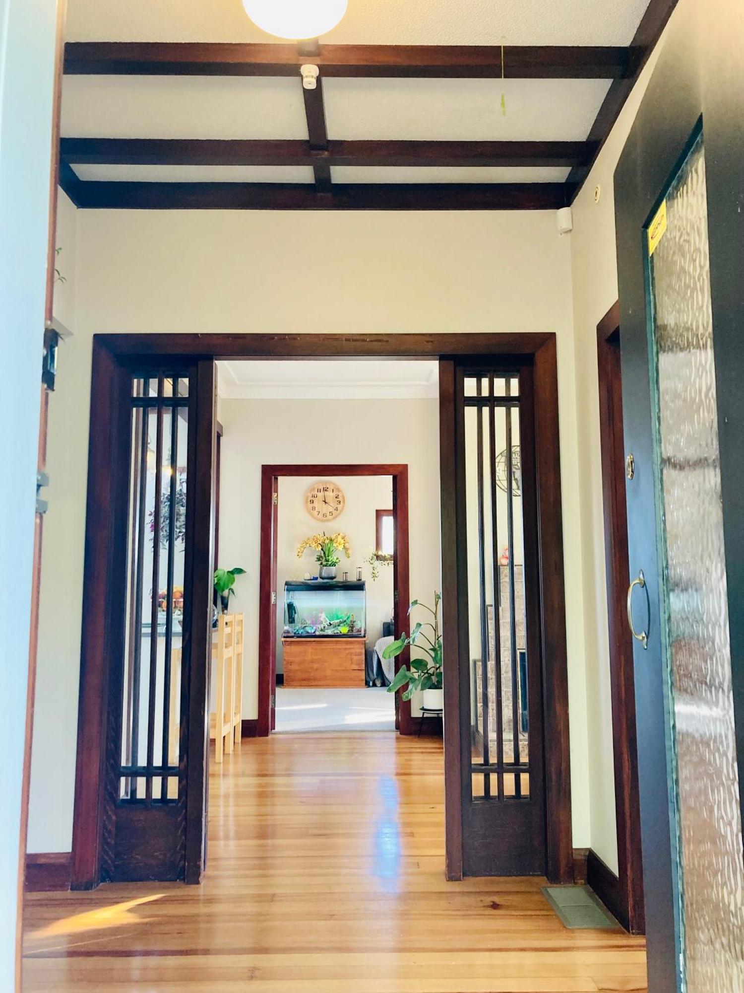 Spacious And Sunny Master Bedroom In A Homestay Auckland