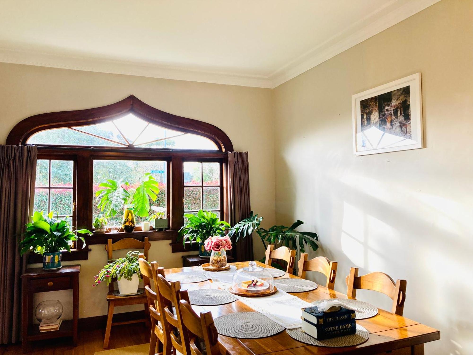 Spacious And Sunny Master Bedroom In A Auckland