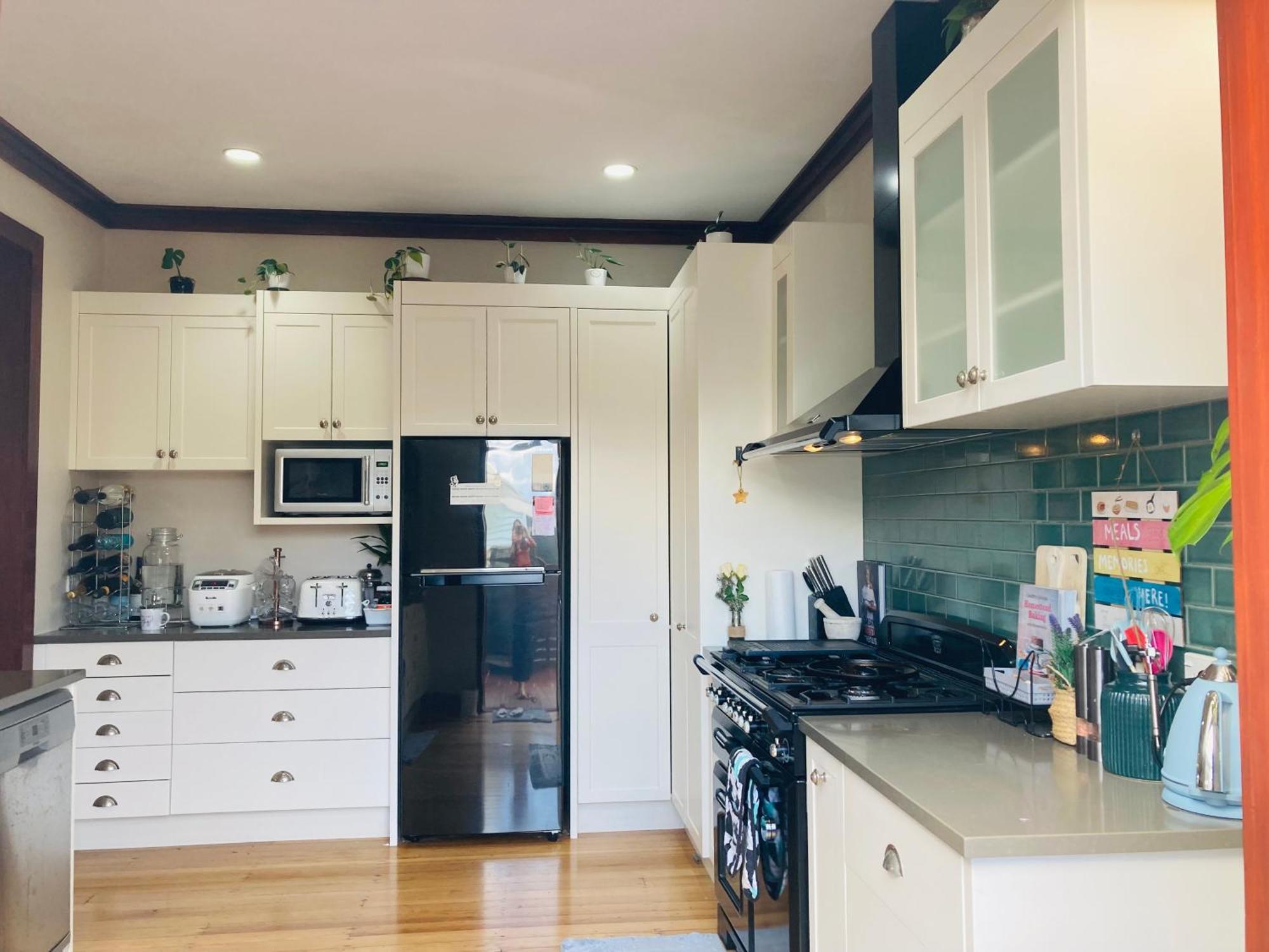 Spacious And Sunny Master Bedroom In A Homestay
