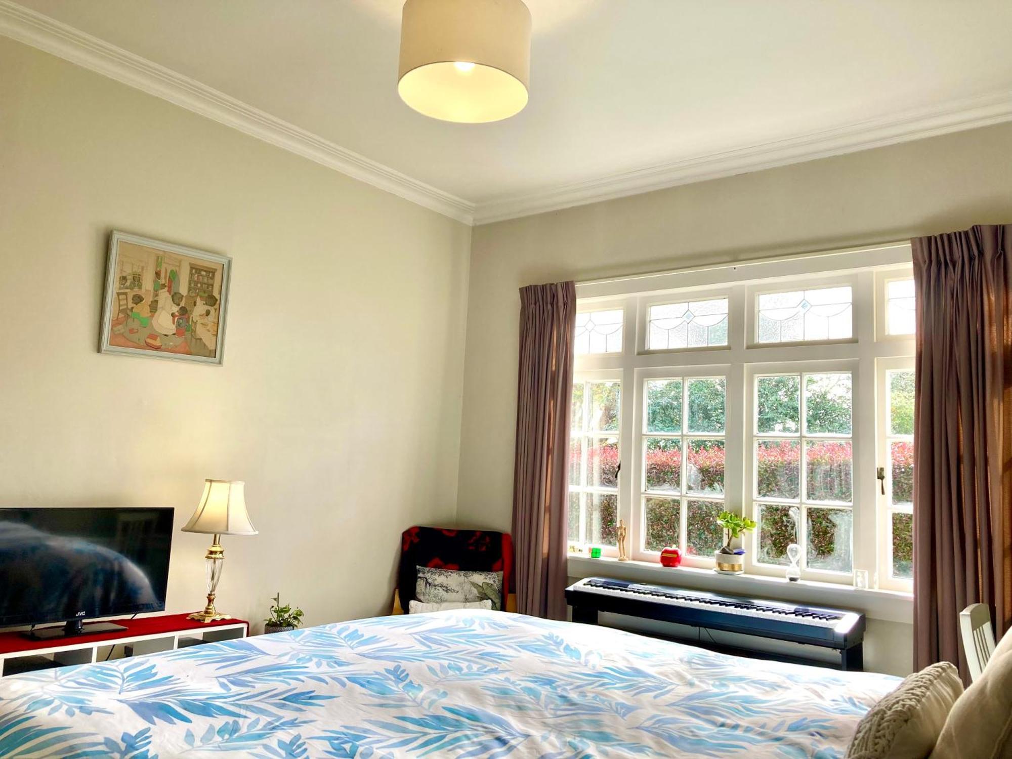 Spacious And Sunny Master Bedroom In A Homestay *