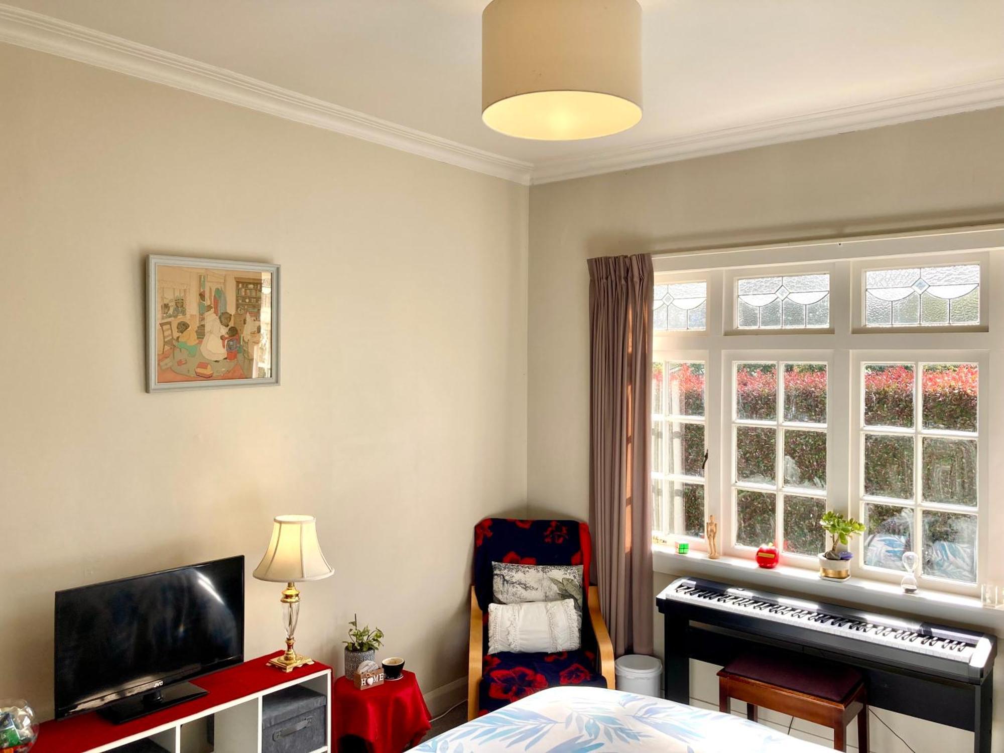 Homestay Spacious And Sunny Master Bedroom In A Auckland