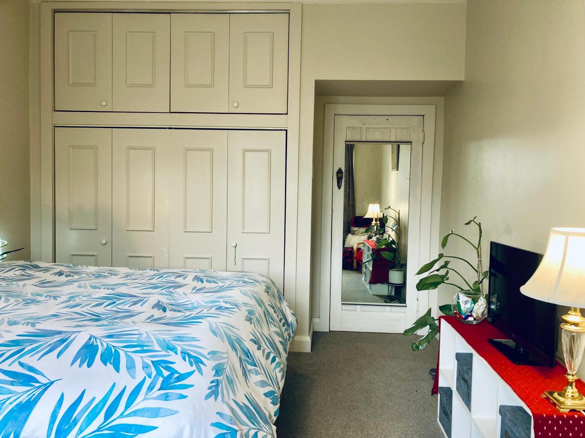 Spacious And Sunny Master Bedroom In A Homestay Auckland