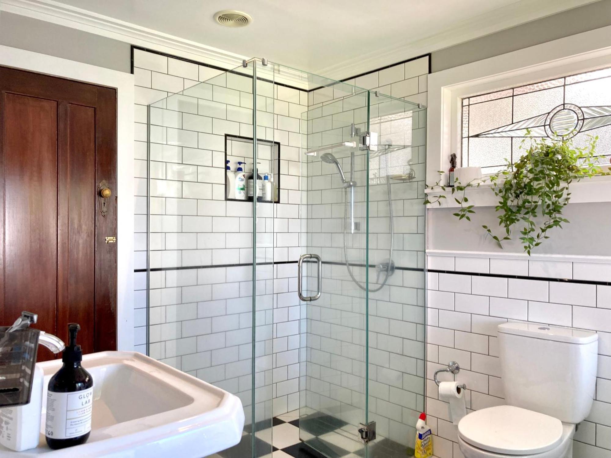 Spacious And Sunny Master Bedroom In A * Auckland