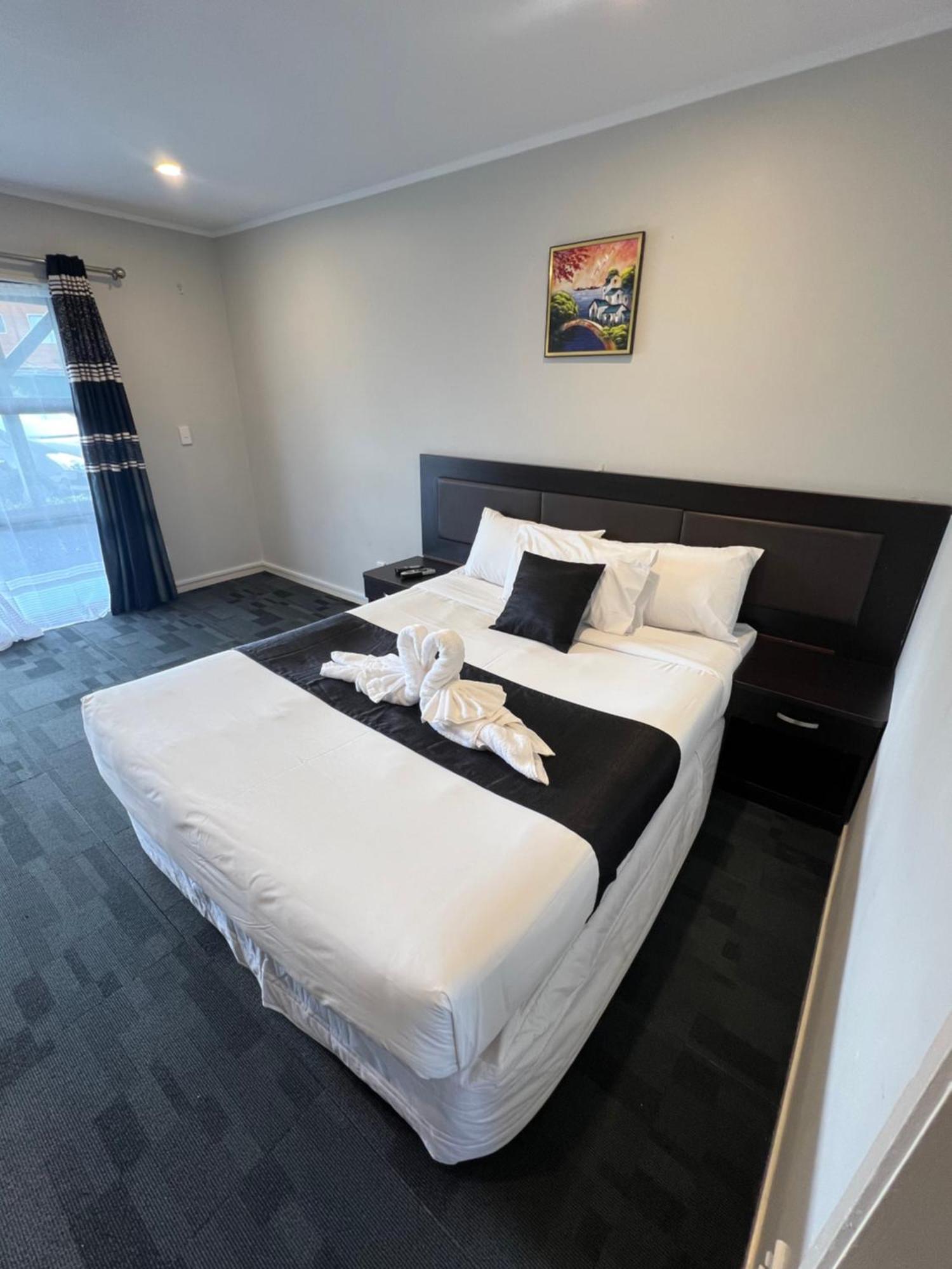 Monument Motor Papakura 3*