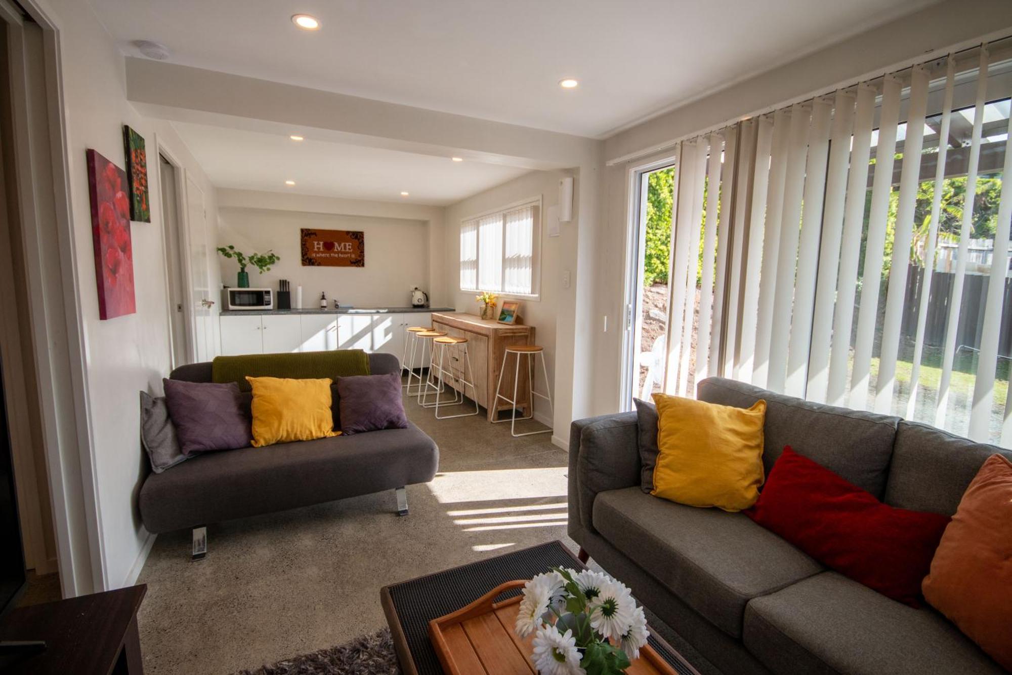 Centrally Located 1 Bedroom In Apartment *