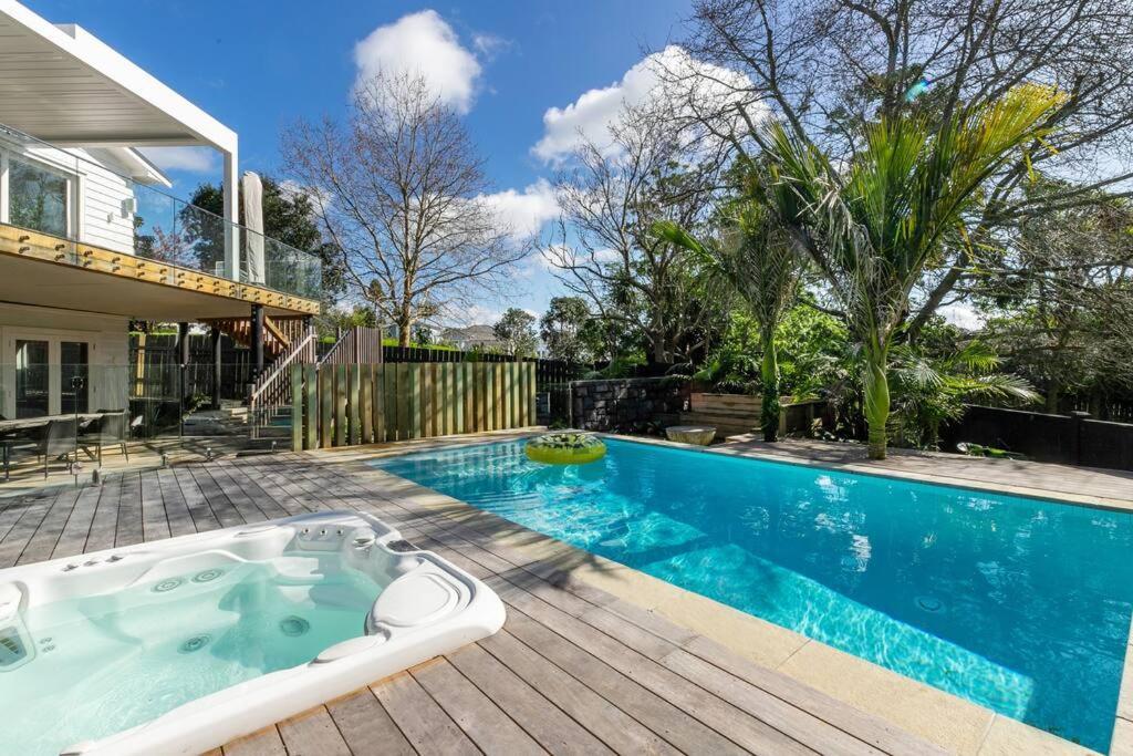 Villa Poolside Cityscape *
