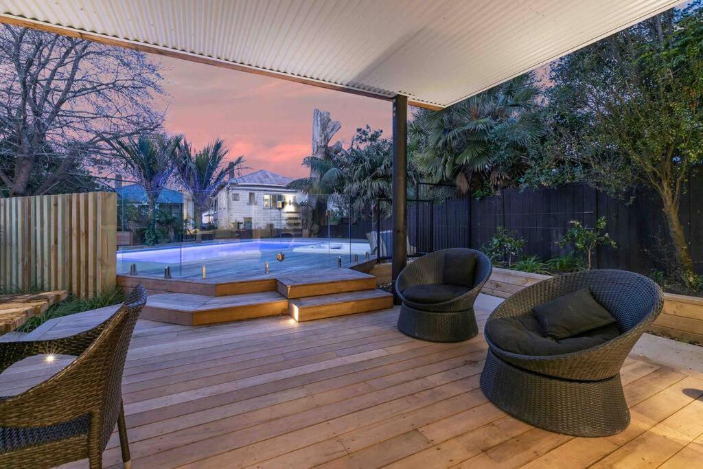 Villa Poolside Cityscape *