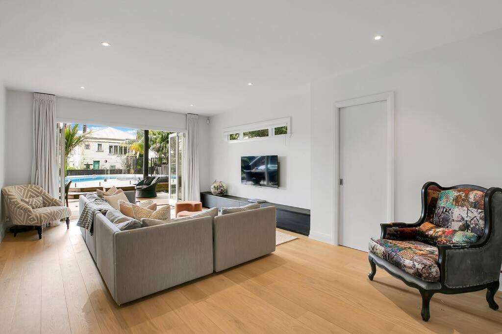 Villa Poolside Cityscape Auckland