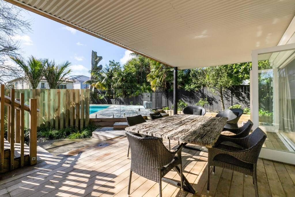 Villa Poolside Cityscape