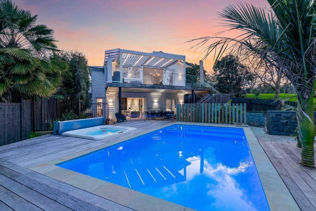 Poolside Cityscape Villa Auckland