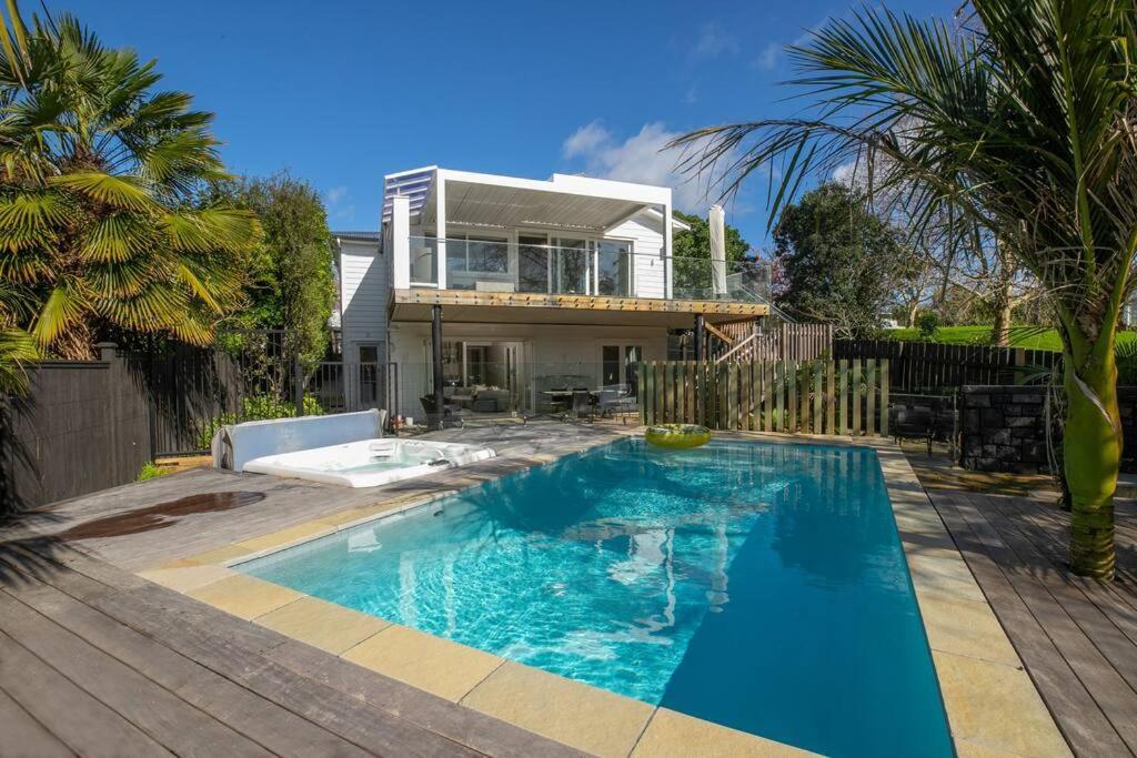 Villa Poolside Cityscape *