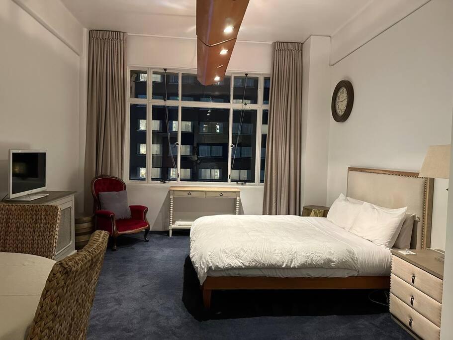 Hyper-central Downtown Apartment *