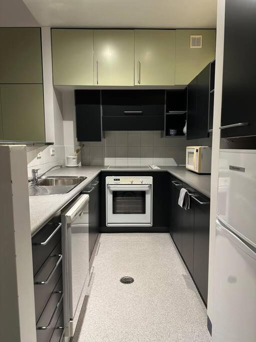 Hyper-central Downtown Apartment *