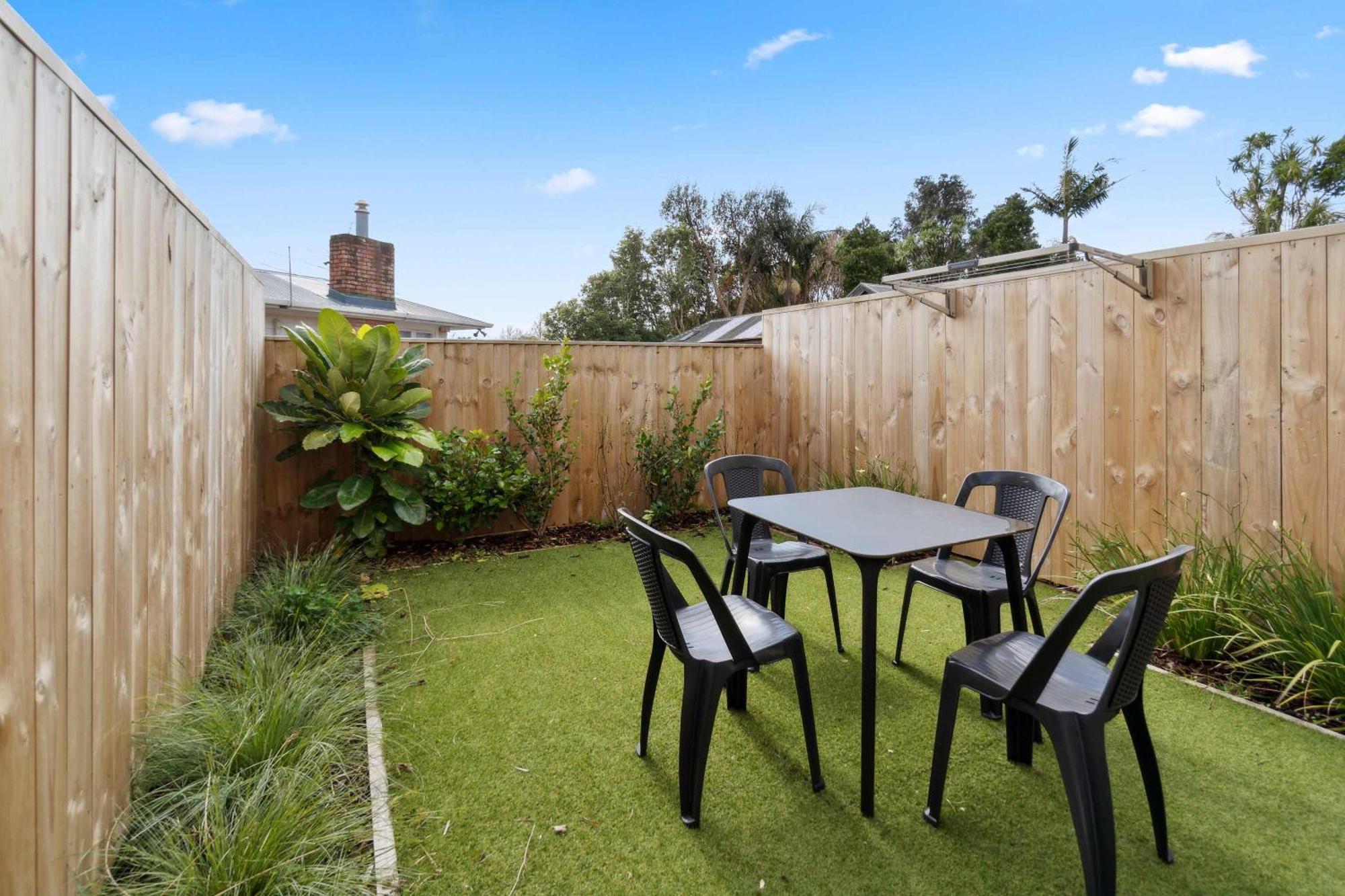 Modern 2-bedroom Retreat With Private Patio Holiday home