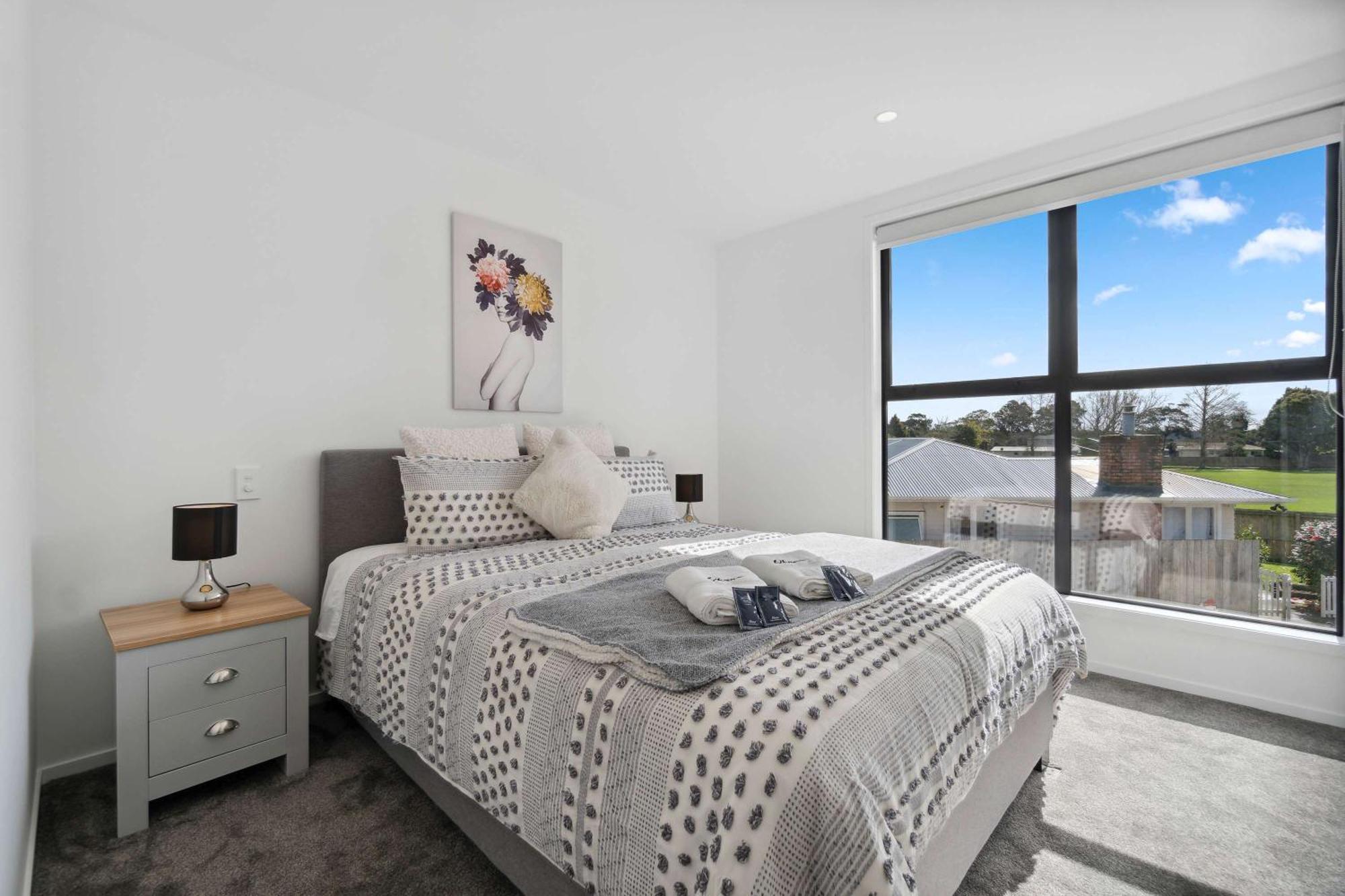 Modern 2-bedroom Retreat With Private Patio Holiday home
