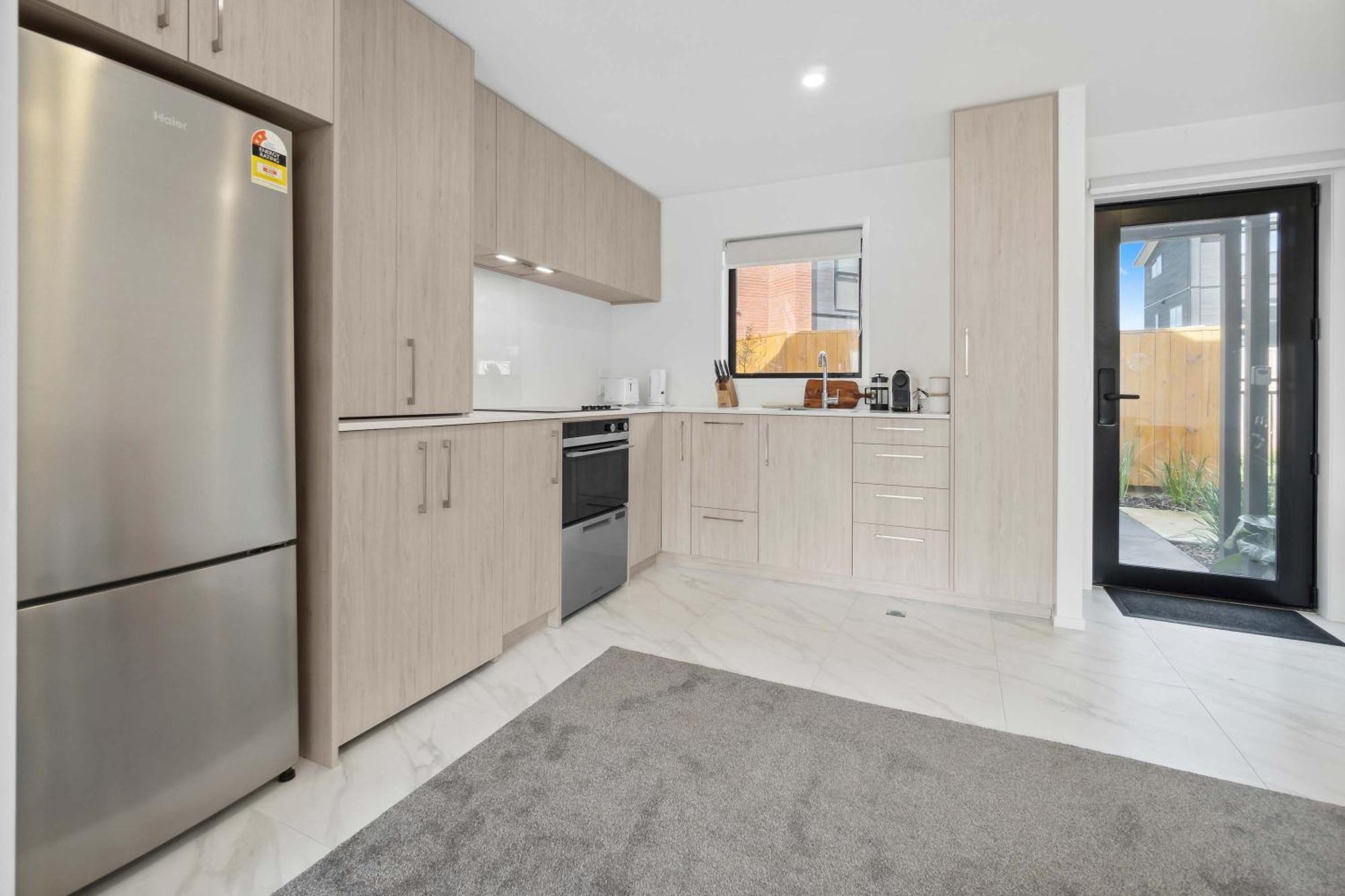 Modern 2-bedroom Retreat With Private Patio Holiday home