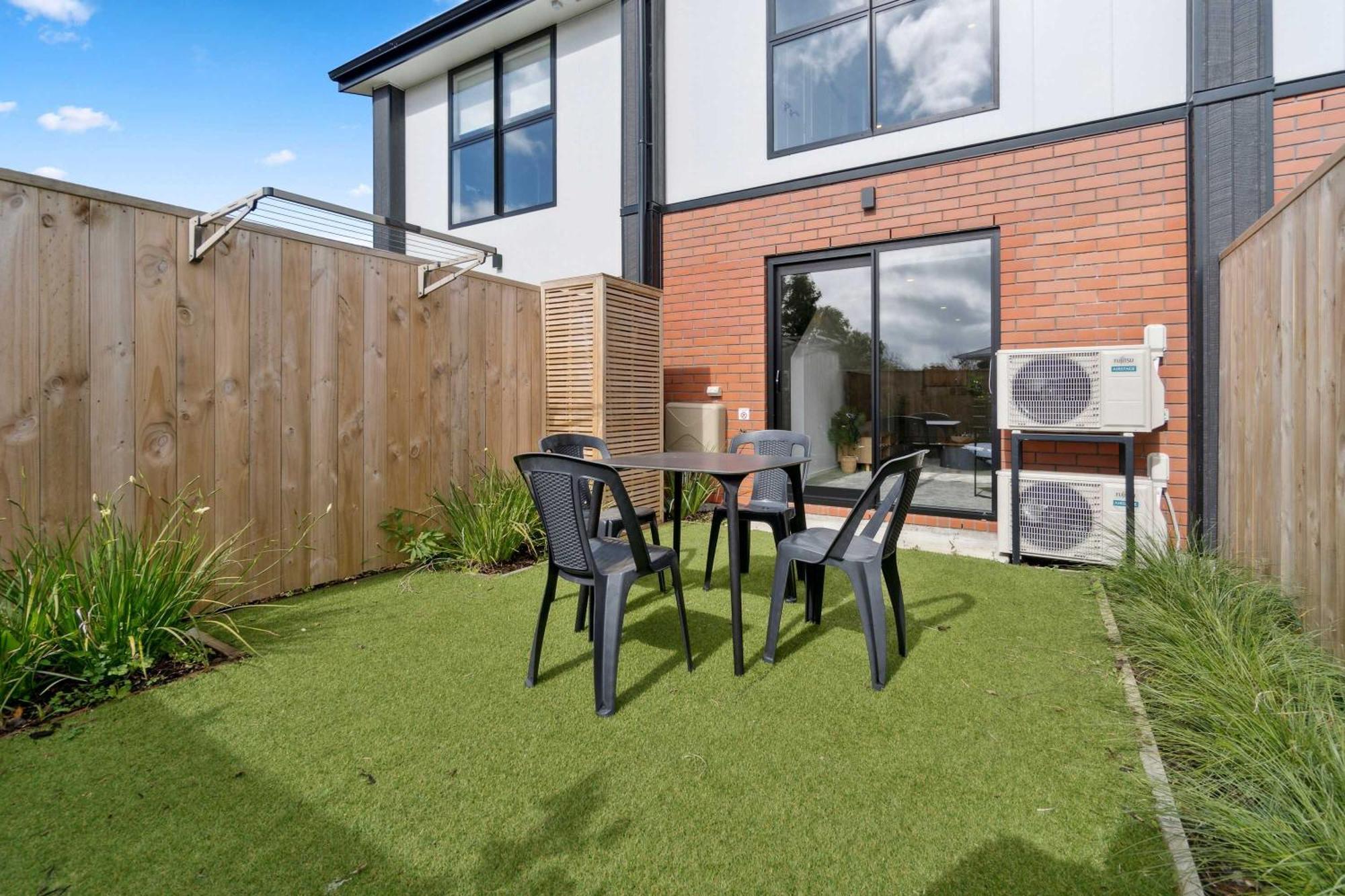 Modern 2-bedroom Retreat With Private Patio Holiday home