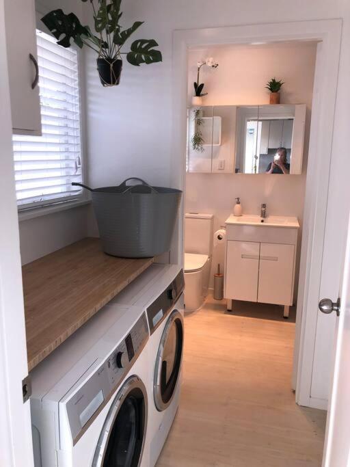 Own Sunny Quiet Haven, Own 1 Bedroom House & Garden With Car Park, To Airport, Cbd & Sylvia Park Mall Auckland