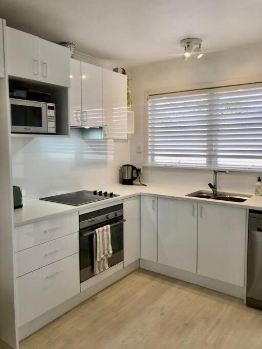 Apartment Own Sunny Quiet Haven, Own 1 Bedroom House & Garden With Car Park, To Airport, Cbd & Sylvia Park Mall *