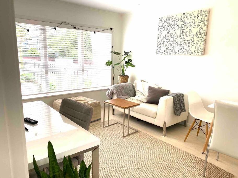 Apartment Own Sunny Quiet Haven, Own 1 Bedroom House & Garden With Car Park, To Airport, Cbd & Sylvia Park Mall *