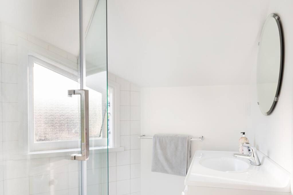 Lovely Beachside In Cheltenham Apartment