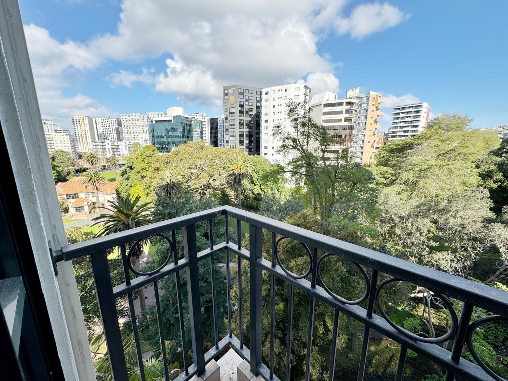 Spacious Park Views With Spa, Pool, Gym, Netflix *