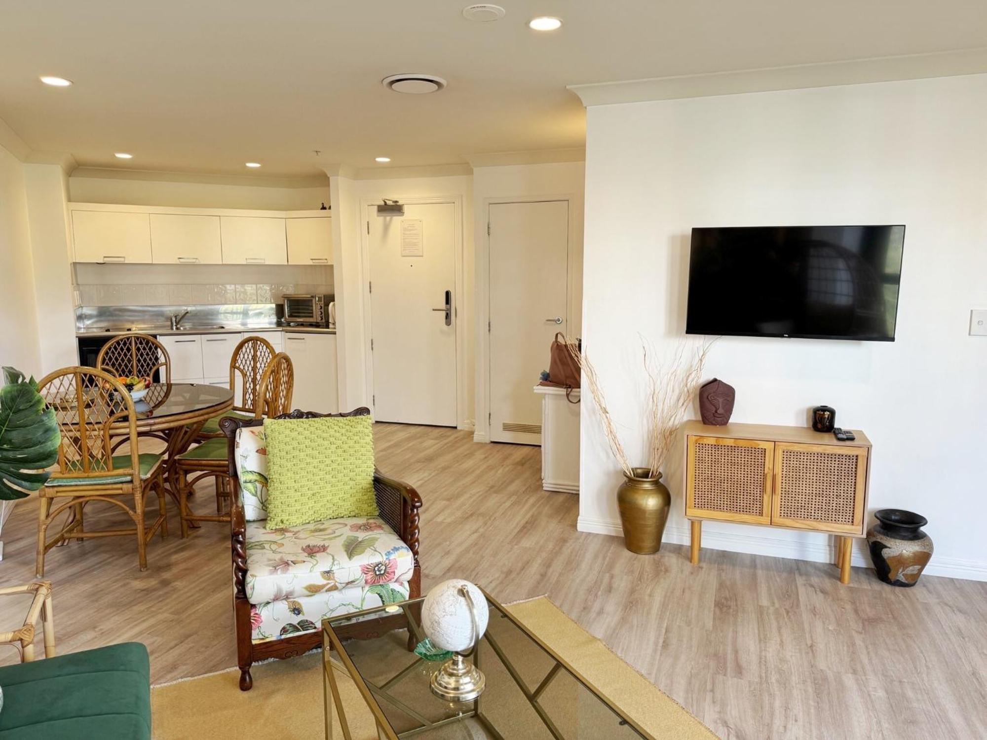 Apartment Spacious Park Views With Spa, Pool, Gym, Netflix