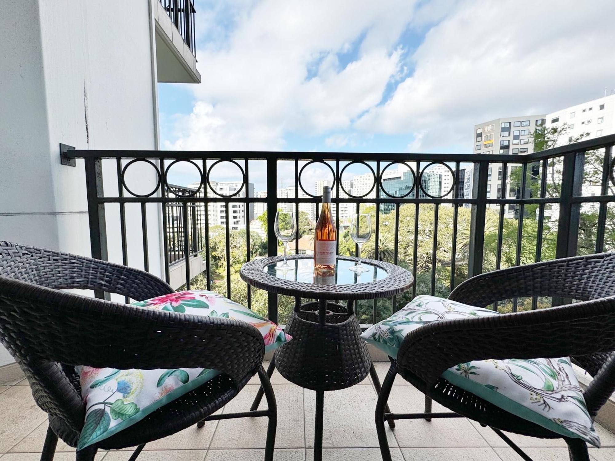 Spacious Park Views With Spa, Pool, Gym, Netflix Apartment *