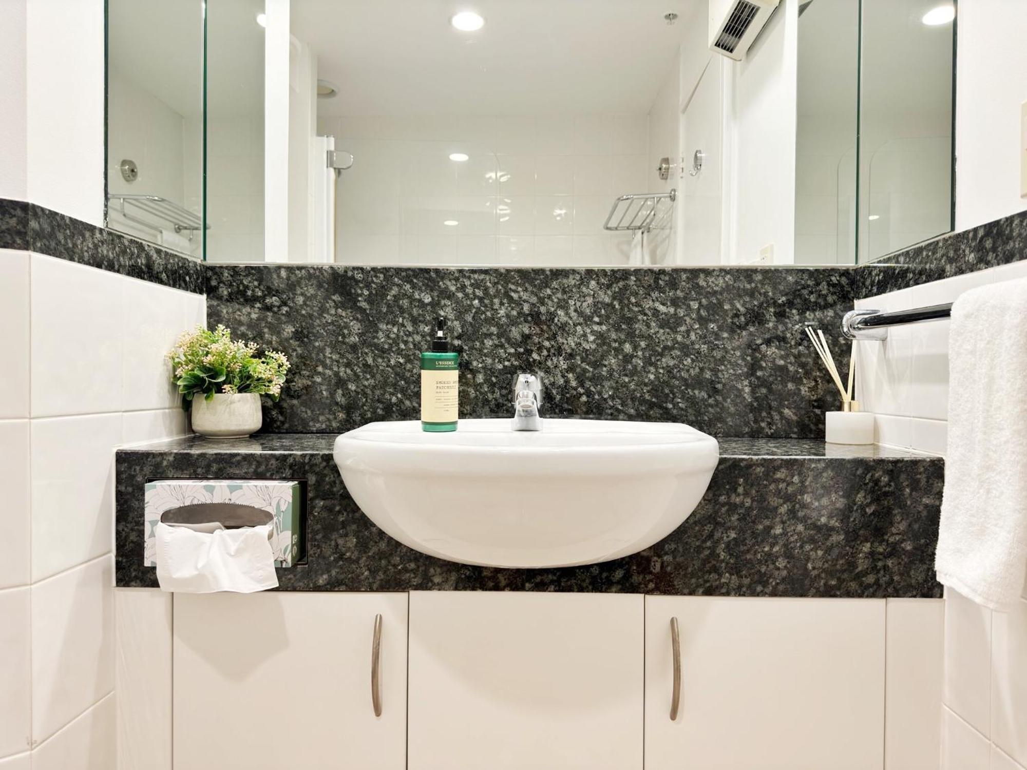 Apartment Spacious Park Views With Spa, Pool, Gym, Netflix Auckland