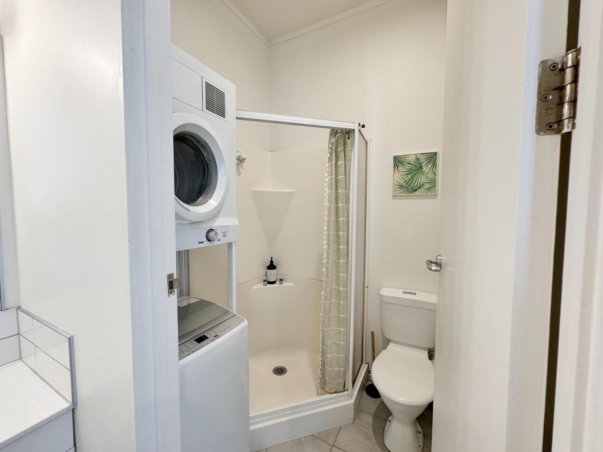 Skytower Views, Washer & Dryer, Tv! Apartment *