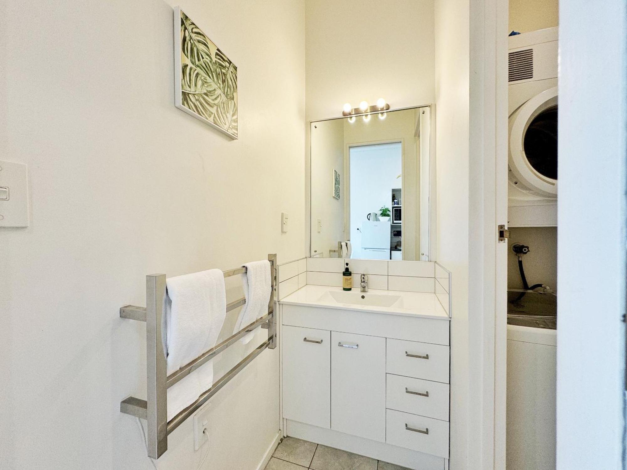 Skytower Views, Washer & Dryer, Tv! Auckland