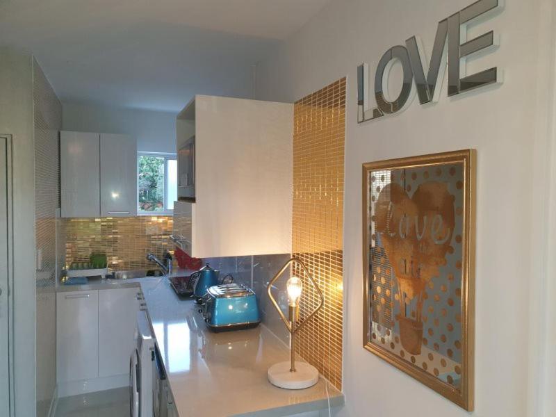 Book Now Affordable Cute Cozy With Carpark 23 * Auckland