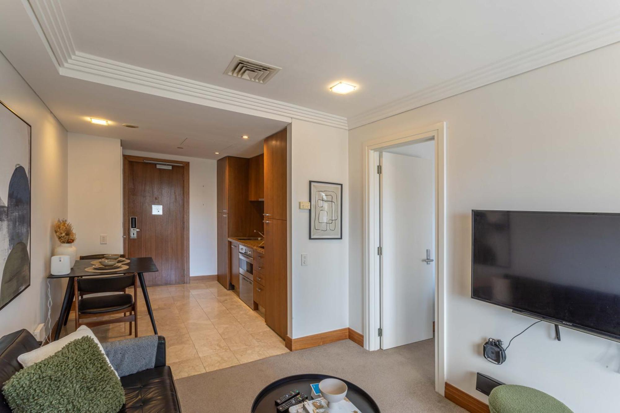 Retreat W. Modern Comforts Apartment