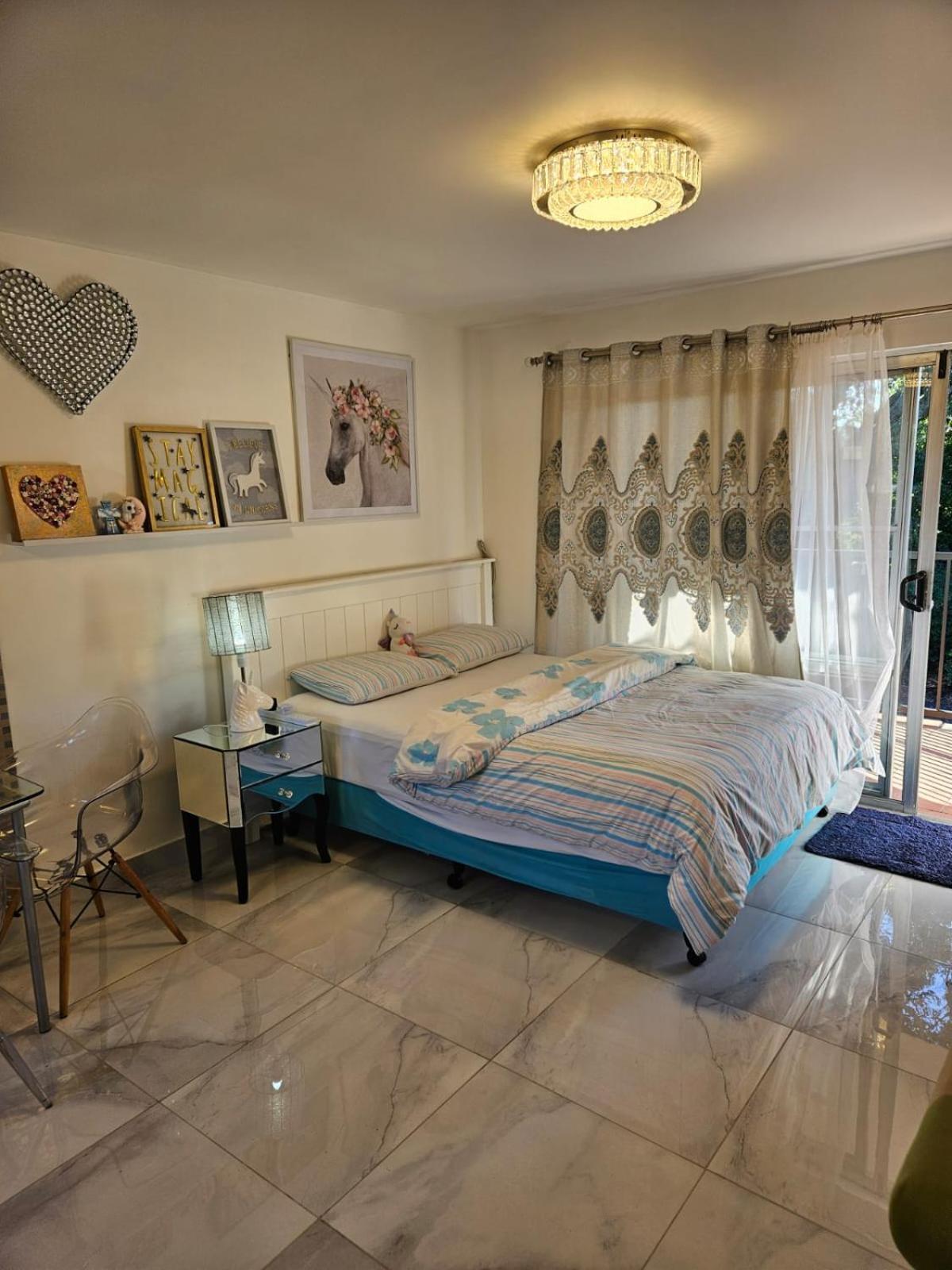 Cute Comfortable, Quiet 11 With Carpark Apartment