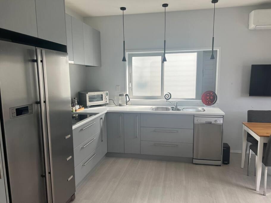 Smart And Stylish In Glen Eden Apartment Auckland