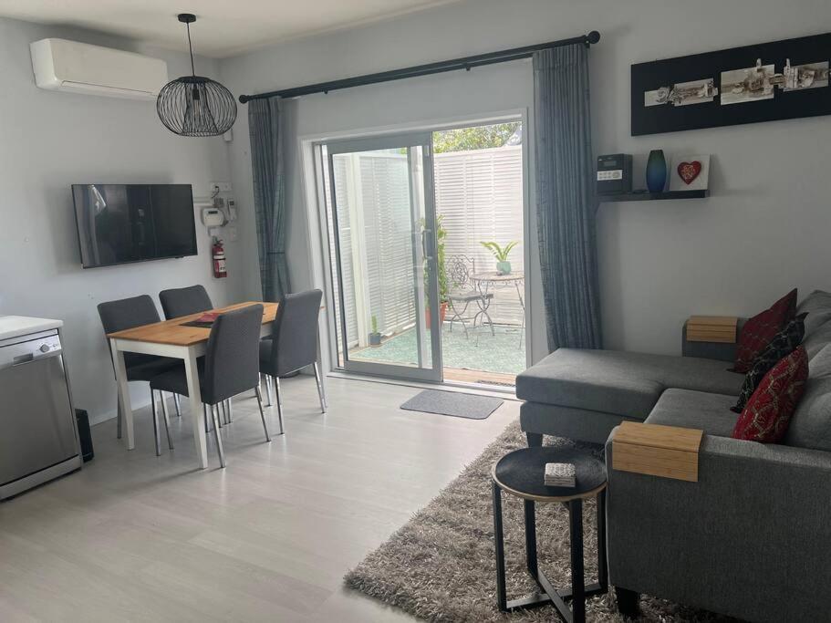 Apartment Smart And Stylish In Glen Eden