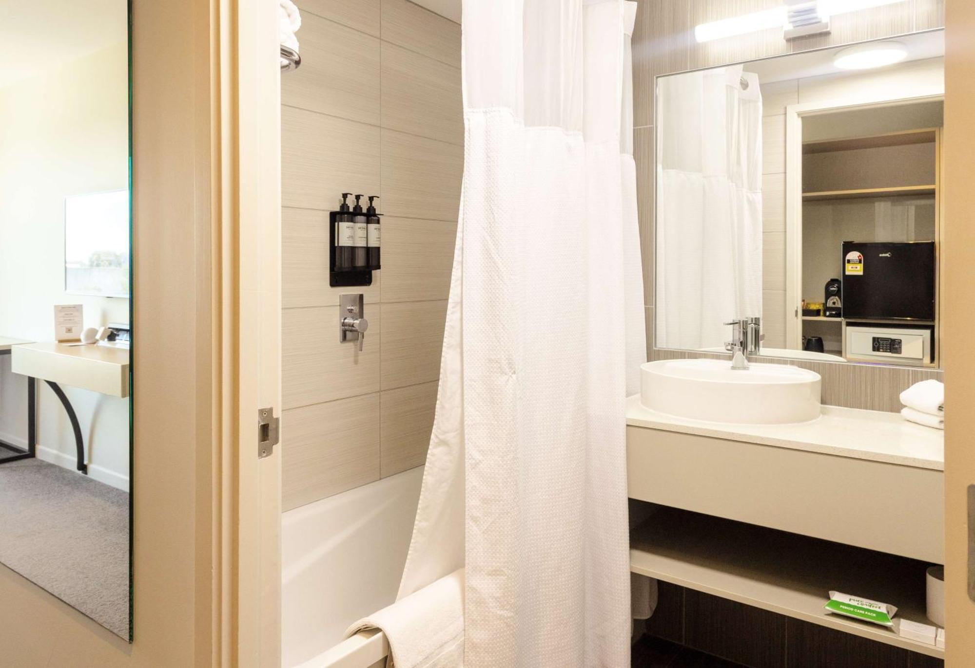 Hotel Sudima Airport 4*